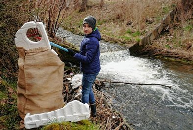 Mehrere Säcke voll mit Styropor-Verpackungsmaterial und Luftpolsterfolie hat Thoralf Thoß zusammen mit seinem Opa im Flussbett der Göltzsch gesammelt. 