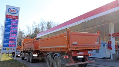 Ein Blick auf die Spritpreise, wie hier angezeigt an der Esso-Tankstelle an der Dresdner Straße in Freiberg am Donnerstagmittag, offenbart, dass Diesel mittlerweile mehr kostet als Super-Benzin. 