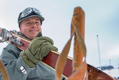 Klaus Gritzner, seit einem halben Jahrhundert leidenschaftlicher Skifahrer, war 2018 beim Nostalgieskirennen in Oberwiesenthal dabei. 72 Teilnehmer gab es damals. Wie viele es kommenden Sonnabend werden, wird sich zeigen. Der Unterwiesenthaler hat sich jedenfalls bereits angemeldet. 