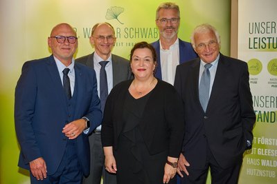 Der Stiftungsvorstand (v. l.): Geschäftsführer Michael Eisenberg, Vorstandsvorsitzender Alf Poetzsch-Heffter, sowie die Vorstandsmitglieder Simone Lang, Dr. Achim Schwabe, Dr. Klaus-Peter Schwabe. Im Bild fehlt Vorstandsmitglied Markus Schwabe.