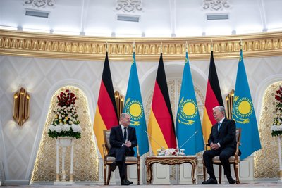 Bundeskanzler Olaf Scholz (links) wird vom kasachischen Präsidenten Kassym-Schomart Tokajew in der Hauptstadt Astana empfangen.