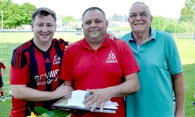 Der Jößnitzer Vereinsvorsitzende Marcel Singer (links) und Ulrich Dressel (rechts) als ehemaliger Jugendtrainer beglückwünschten Andreas Weller, der als Ehrenamtler des Monats ausgezeichnet wurde. 