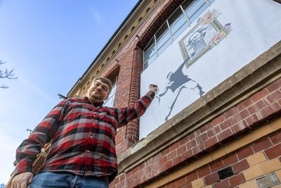 Extra für Chemnitz hat das Team um das Concertbüro Zahlmann eine besondere Grafik mit dem „Nischel" und dem „Blumenwerfer" von Banksy entworfen.