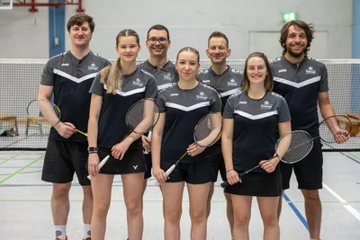 Klassenerhalt geschafft: Marcus Gast, Felix Liebscher, Michael Prinz und Florian Honeit (hintere Reihe von links) sowie Laura Näke, Mia Butter und Anna Hasche (vorn von links).