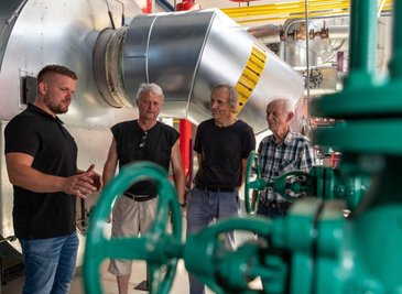 Mit einem Festakt und einem Tag der offenen Tür wurde am Mittwoch das 30-jährige Bestehen der Energieversorgung Rochlitz GmbH am Mönchswinkel gefeiert. Mitarbeiter Eric Bott (l.) informierte Besucher bei einer Führung durch das Heizhaus. 