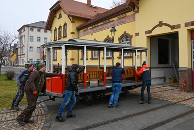 Die Döbelner Pferdebahn hat mit einem Sommerwagen eine neue Attraktion bekommen. Nach seinem Umzug von Naumburg nach Döbeln zieht er ins Depot ein.