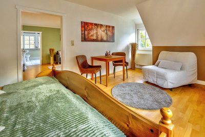 Für Übernachtungen stehen im Huthaus zwei Doppelzimmer sowie ein Doppelzimmer mit extra Wohnzimmer zur Verfügung.