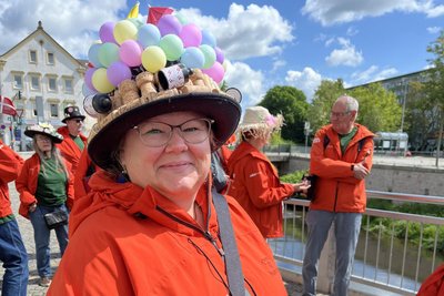 Malene Dubgaard kommt aus Aarhus, Dänemark. Sie hat Mini-Bälle, Sektkorken und Scherzartikel auf dem Hut.