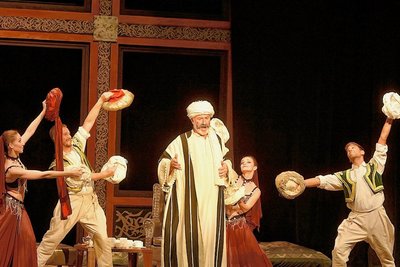 Mit der Aufführung von Gioacchino Rossinis Oper "Die Italienerin in Algier" durch das Ensemble des J.K. Tyl Theaters Plzen/Pilsen wurden am Freitag im König-Albert-Theater die 22. Chursächsischen Festspiele "Die Weisen der Elster" eröffnet. Im Foto: Szene mit Pavel Lecka als Mustafa. 