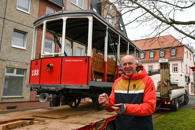 Jörg Lippert, Vorsitzender vom Verein Döbelner Pferdebahn, freut sich über den besonderen Neuzugang.