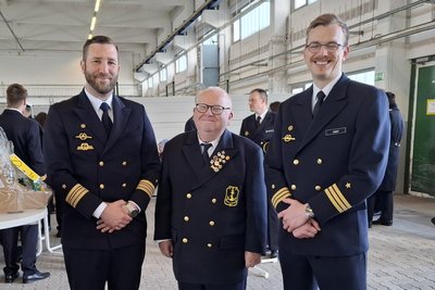 Kommandowechsel: Michael Jasper (rechts) übergab an Lars Bahnemann (links). Mittendrin: Lutz Kowalzick.