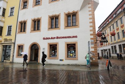 Die „Glück auf“-Buchhandlung befindet sich direkt am Freiberger Obermarkt.