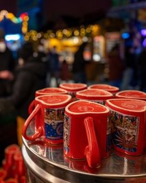 Glühwein auf dem Weihnachtsmarkt trinken: Ob es das dieses Jahr wieder gibt, scheint im Moment unsicher.