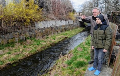 Hat von seinem Grundstück am Ellefelder Weg die Göltzsch immer im Blick: Michael Thoß mit Enkel Thoralf, die im Flussbett zum wiederholten Mal Verpackungsmaterial aufgesammelt haben. 