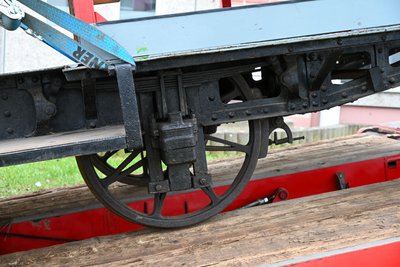 Der neue Sommerwagen bringt wegen seines Fahrgestells rund 2,6 Tonnen auf die Waage. Für den Umzug brauchte es daher einen Tieflader mit Seilwinde.