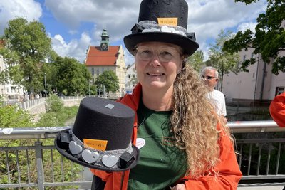 Ada Helene Kragh aus Dänemark zeigt ihre Zylinder, geschmückt mit Herzen und Häuschen aus dem 3D-Drucker.