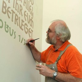 
              <p class="artikelinhalt">Tobias Michael, Mitglied der Künstlergruppe "ExponArt", erneuerte die Bibelverse links und rechts vom Altarraum. </p>
            