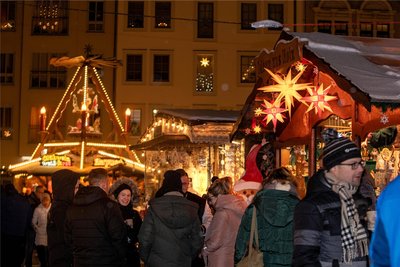 Zum Plauener Weihnachtsmarkt 2023 gehören mehr als 50 Buden.