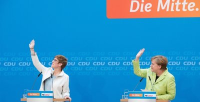 "Nach oben geht's für die Union" - das scheinen Saarlands Ministerpräsidentin Annegret Kramp-Karrenbauer und Bundeskanzlerin Angela Merkel (rechts) in der CDU-Parteizentrale nach dem Wahlsieg an der Saar bei einer Pressekonferenz zeigen zu wollen.