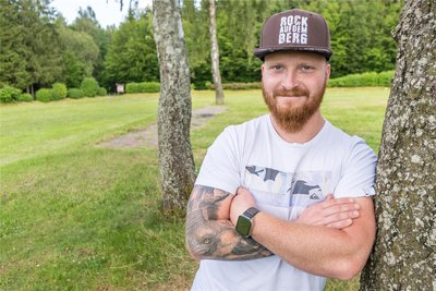 Noch steht Martin Kraus, Vorsitzender des Vereins Rock auf dem Berg, vor dem leeren Katzensteingelände. Ab Freitag werden dort auf dem gleichnamigen Festival elf regionale und internationale Bands dem Publikum ordentlich einheizen.
