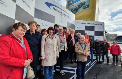 Die Gäste aus Hohenstein-Ernstthal durften auch mal auf jenes Treppchen, wo sonst Formel-1-Stars am Hockenheimring geehrt werden. 