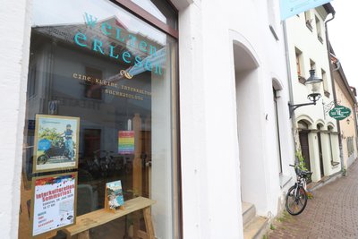 An der Weingasse in Freiberg gibt es eine kleine interkulturelle Buchhandlung.