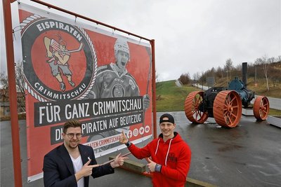 Sie freuen sich über das Plakat: Medienchef Aaron Frieß (links) und Will Rudert. 