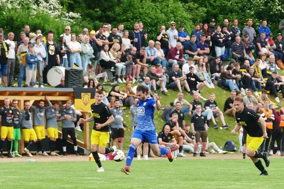 In dieser Szene leitet der Crottendorfer Arno Heinrich (Mitte) mit einem Sprint über die rechte Seite den 1:1-Ausgleich ein.