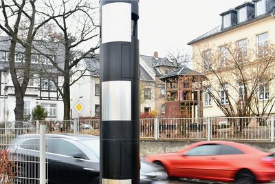 Gegenüber der Pestalozzi-Grundschule (rechts) soll an der Anton Günther-Straße wieder ein Blitzer aufgebaut werden. Der Vorgänger (hier im Bild) hatte in vier Jahren 28.800 Temposünder ertappt. 