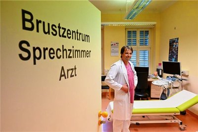 Dr. Jens Schnabel ist Chefarzt der Frauenklinik am DRK-Krankenhaus. Dort befindet sich auch das Brustkrebszentrum. Auf die Behandlung der Krebsart ist die Klinik spezialisiert. 