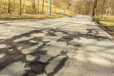 Schlaglöcher überziehen auf der Elterleiner Straße in Schwarzenberg stellenweise bereits die gesamte Straßenbreite.