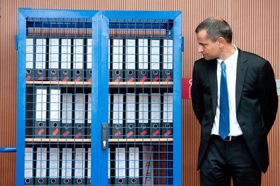 Sebastian Edathy (SPD) mit Geheimdienstakten für den NSU-Untersuchungsausschuss. Als dessen Chef hat er sich große Verdienste erworben - nun aber scheint seine politische Karriere beendet. 