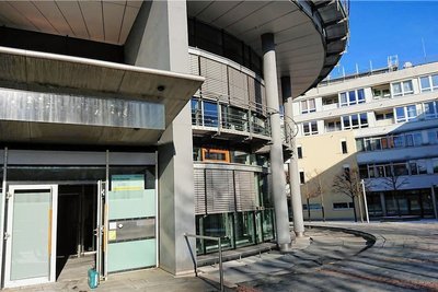 Vom Hintereingang der ehemaligen Commerzbank am Ring gelangt man künftig in das Schülerlabor der WHZ. 