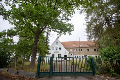 Das Reusaer Waldhaus vor der Sanierung. Der Anbau wurde inzwischen abgerissen.