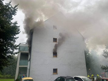 Den Nachbarn ist es offensichtlich zu verdanken, dass beim Wohnungsbrand am Samstag in der Kreisstadt keine Menschen starben. 