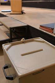 Die Abstimmung fand geheim statt: OB Krüger rief die Stadträte einzeln zur Wahlurne. Ein Stadtrat nahm an der Abstimmung nicht teil.