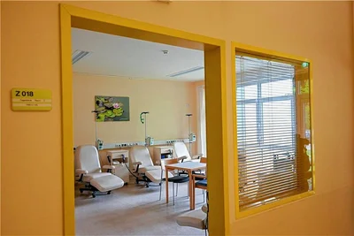 Blick in ein Behandlungszimmer der Hautklinik. Dort wurde kürzlich ein in Chemnitz einzigartiges Gerät zur Behandlung von Krebs in Dienst gestellt. 
