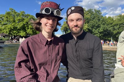 Lea Wildner stammt aus Chemnitz und wohnt jetzt mit ihrem Freund Roman Dorniok in Dresden. Sie zeigen Hüte aus Steampunk-Ära und Mittelalter.