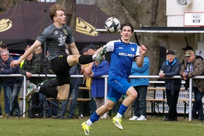 Der Auerbacher Abwehrspieler Mathis Frohberg (links) kann in dieser Szene den Ball vor dem Glauchauer Stürmer Richard Rühling (rechts) abfangen.