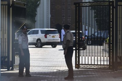 Omanische Sicherheitskräfte beobachten einen Konvoi, in dem vermutlich der US-Gesandte für den Nahen Osten, Witkoff, transportiert wird.