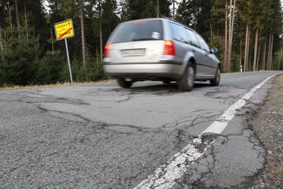 Die Straßenschäden auf der Staatsstraße 271 nach Tellerhäuser sind massiv.