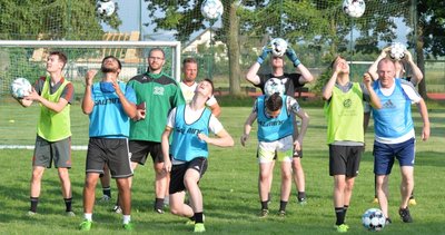 Auf dem Sportplatz an der Alten Dresdner Straße in Conradsdorf wird wieder Fußball gespielt. David Voigt (3. v. l.) will beim CSV 61 eine neue Männermannschaft aufbauen, die bereits in der kommenden Saison in der Kreisklasse auf Torejagd gehen will. 
