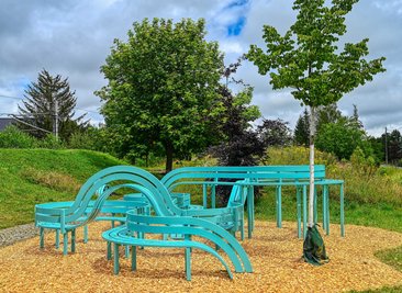 "Modified Social Bench for Jahnsdorf #1" von Jeppe Hein in Jahnsdorf aus diesem Jahr.