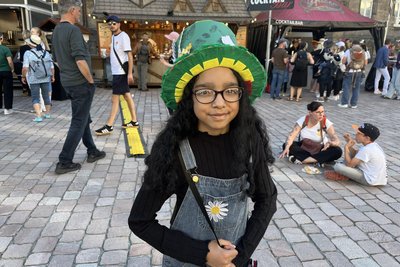 Maria Victoria Rausseo aus Venezuela wohnt seit zwei Jahren in Chemnitz und hat mit ihren Eltern einen El Sombrero Loco gebastelt - als Fan des Märchens „Alice im Wunderland".