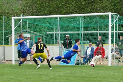 Wenig Mühe hatte Felix Teubert beim Erzielen des 2:1-Siegtors.
