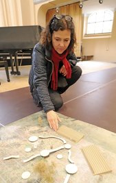 Schauspieldirektorin Annett Wöhlert vor dem provisorischen Modell der Bühnenbauten auf der Alten Elisabeth. 
