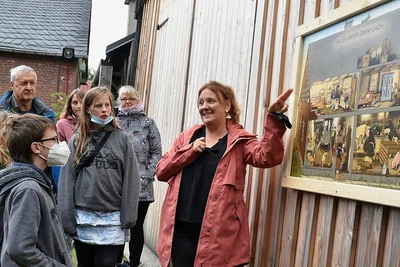 Museumspädagogin Franziska Waldmann an einer von insgesamt 18 Tafeln, die Wissen kindgerecht vermitteln. 