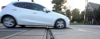 Blick zum Bahnübergang an der Bahnhofstraße in Waldenburg. Die Betonplatten liegen tiefer als die Gleise. 