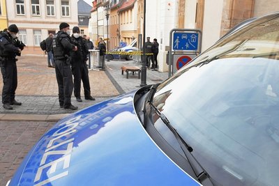 Polizisten sicherten die Sitzung und erteilten 30 Personen einen Platzverweis, die mutmaßlich die Beratung stören wollten.
