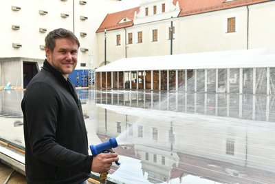 Laut Projektleiter Christian Reuther baut sich die Eisbahn Schicht für Schicht bis auf zwei Zentimeter auf.